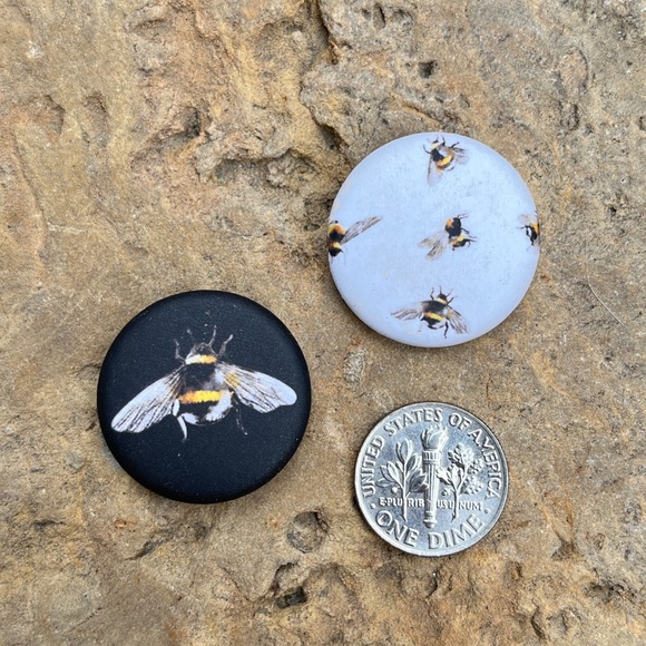 FREE W BUNDLE 💘 Bee mini pin set - Picture 2 of 3